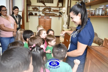 Alunos exploram o Laboratório de Ciências em sua primeira aula | Inf. 4
