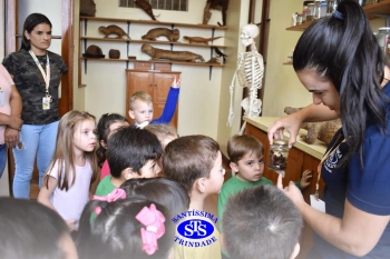Alunos exploram o Laboratório de Ciências em sua primeira aula | Inf. 4