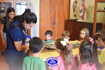 Alunos exploram o Laboratório de Ciências em sua primeira aula | Inf. 4