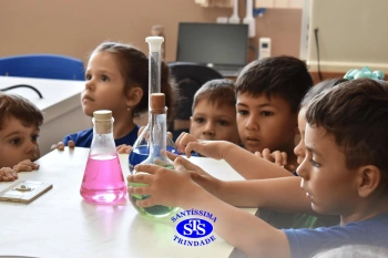 Alunos exploram o Laboratório de Ciências em sua primeira aula | Inf. 4