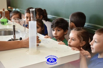 Alunos exploram o Laboratório de Ciências em sua primeira aula | Inf. 4