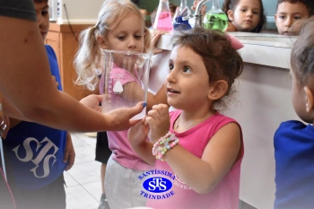 Alunos exploram o Laboratório de Ciências em sua primeira aula | Inf. 4