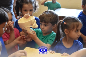Alunos exploram o Laboratório de Ciências em sua primeira aula | Inf. 4