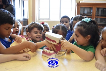 Alunos exploram o Laboratório de Ciências em sua primeira aula | Inf. 4