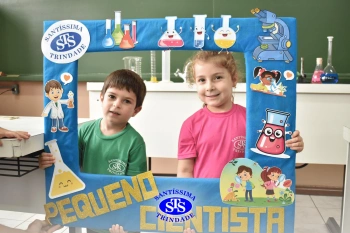 Alunos exploram o Laboratório de Ciências em sua primeira aula | Inf. 4