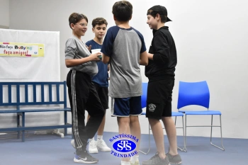 Alunos do 7º ano apresentam esquetes teatrais para combater o bullying