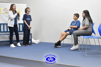 Alunos do 7º ano apresentam esquetes teatrais para combater o bullying