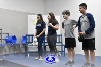 Alunos do 7º ano apresentam esquetes teatrais para combater o bullying