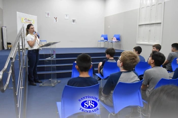 Alunos do 7º ano apresentam esquetes teatrais para combater o bullying