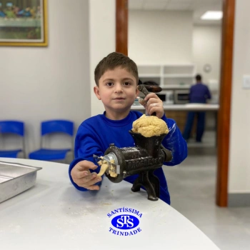 Alunos fazem bolachas para presentear os avós | Infantil 5