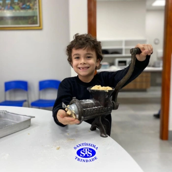 Alunos fazem bolachas para presentear os avós | Infantil 5