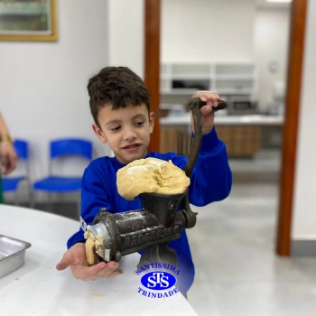 Alunos fazem bolachas para presentear os avós | Infantil 5
