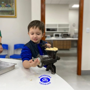 Alunos fazem bolachas para presentear os avós | Infantil 5