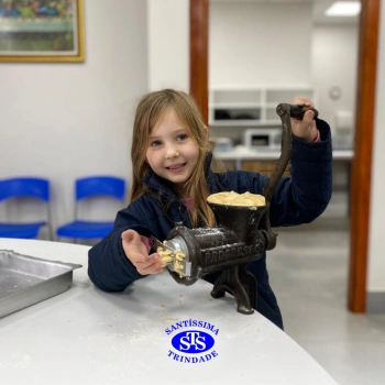 Alunos fazem bolachas para presentear os avós | Infantil 5