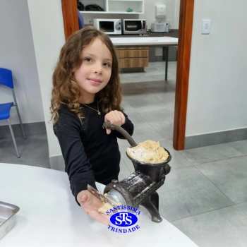 Alunos fazem bolachas para presentear os avós | Infantil 5