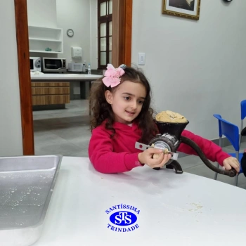 Alunos fazem bolachas para presentear os avós | Infantil 5