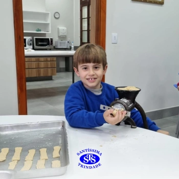 Alunos fazem bolachas para presentear os avós | Infantil 5