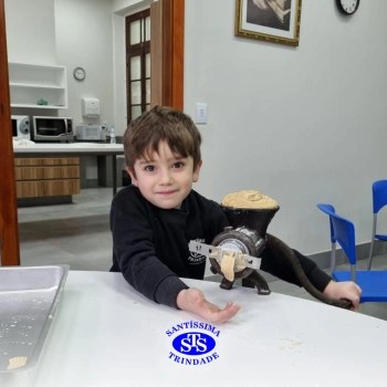 Alunos fazem bolachas para presentear os avós | Infantil 5