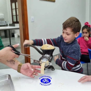 Alunos fazem bolachas para presentear os avós | Infantil 5