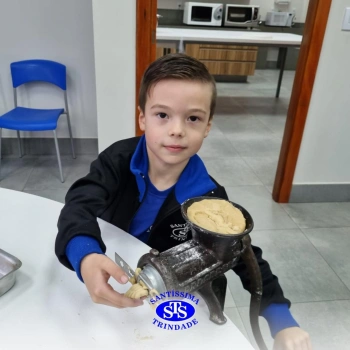 Alunos fazem bolachas para presentear os avós | Infantil 5