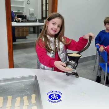 Alunos fazem bolachas para presentear os avós | Infantil 5