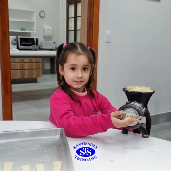 Alunos fazem bolachas para presentear os avós | Infantil 5
