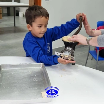 Alunos fazem bolachas para presentear os avós | Infantil 5