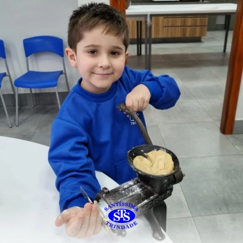 Alunos fazem bolachas para presentear os avós | Infantil 5