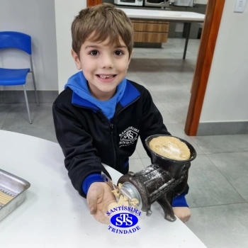 Alunos fazem bolachas para presentear os avós | Infantil 5