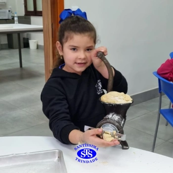Alunos fazem bolachas para presentear os avós | Infantil 5