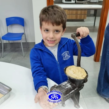 Alunos fazem bolachas para presentear os avós | Infantil 5