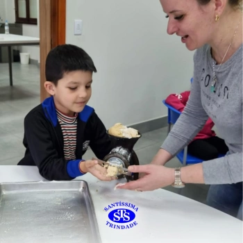 Alunos fazem bolachas para presentear os avós | Infantil 5