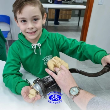 Alunos fazem bolachas para presentear os avós | Infantil 5