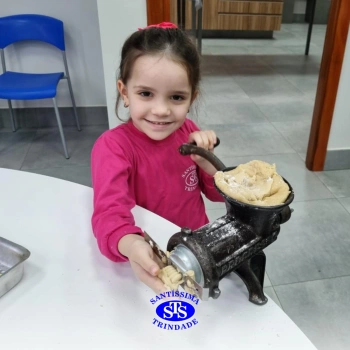 Alunos fazem bolachas para presentear os avós | Infantil 5