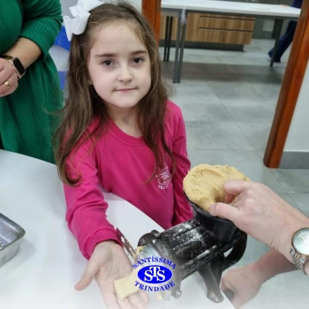 Alunos fazem bolachas para presentear os avós | Infantil 5