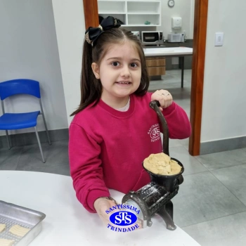 Alunos fazem bolachas para presentear os avós | Infantil 5