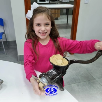 Alunos fazem bolachas para presentear os avós | Infantil 5