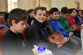 Alunos participam do Projeto Autor Presente com a escritora Leonir Batista | 3º ano