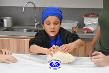 Alunos fazem pães para a Celebração de Páscoa | 1º ano