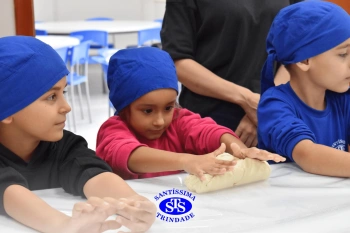 Alunos fazem pães para a Celebração de Páscoa | 1º ano