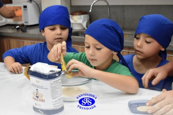 Alunos fazem pães para a Celebração de Páscoa | 1º ano