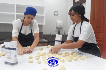 Alunos fazem pães para a Celebração de Páscoa | 1º ano