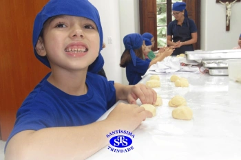 Alunos fazem pães para a Celebração de Páscoa | 1º ano
