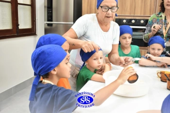 Alunos fazem pães para a Celebração de Páscoa | 1º ano