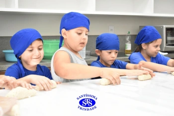 Alunos fazem pães para a Celebração de Páscoa | 1º ano
