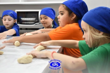 Alunos fazem pães para a Celebração de Páscoa | 1º ano