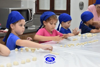 Alunos fazem pães para a Celebração de Páscoa | 1º ano