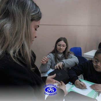 Prática com o microscópio para estudar o Sistema Locomotor | 6º ano