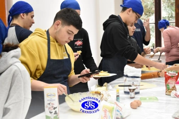 Alunos da 2ª série fazem pratos típicos da culinária estadunidense 