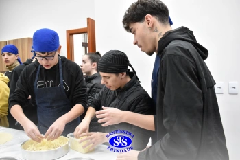 Alunos da 2ª série fazem pratos típicos da culinária estadunidense 